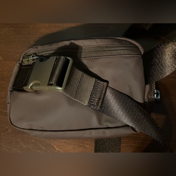 Everywhere Belt Bag 1L - Picture 3 of 5